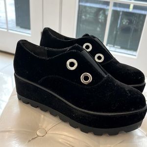 Donna Karan Uri Black Velour Platform Sneaker 7.5.